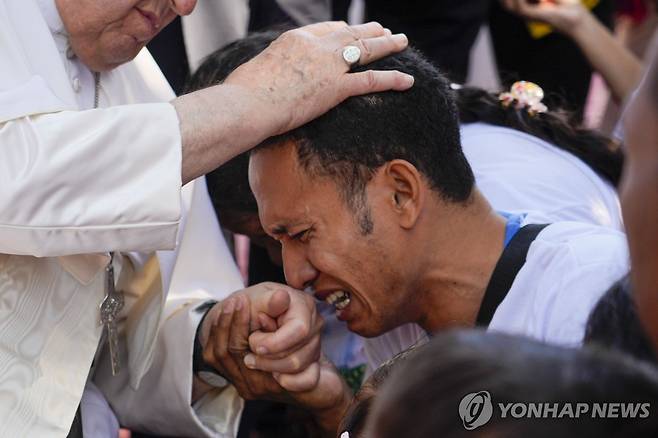 동티모르 장애 학교서 남성 축복하는 프란치스코 교황 (딜리 AP=연합뉴스) 프란치스코 교황이 10일(현지시간) 동티모르 딜리의 장애 아동을 위한 알마 선교학교를 방문해 한 남성을 축복하고 있다. 2024.09.10 photo@yna.co.kr