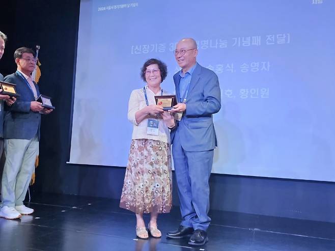 '신장기증 30주년 생명나눔 기념패'를 받는 황인원 씨(왼쪽) [황인원 씨 제공. 재판매 및 DB 금지]