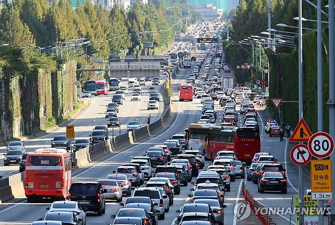 '민족 대이동' 추석 연휴, 북적이는 고속도로 [연합뉴스 자료사진]