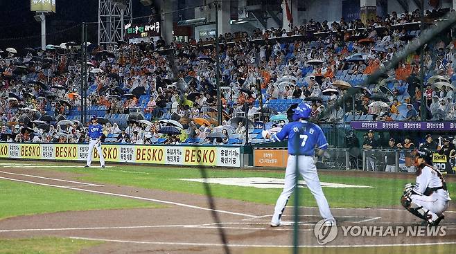 비가 와도 힘찬 응원 (대전=연합뉴스) 김준범 기자 = 11일 대전 한화생명이글스파크에서 열린 프로야구 삼성 라이온즈와 한화 이글스의 경기. 1회초 비가 내리는 상황에서도 관중들이 힘차게 응원하고 있다. 2024.9.11 psykims@yna.co.kr