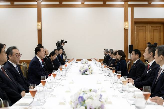 윤석열 대통령과 부인 김건희 여사가 6일 청와대에서 기시다 후미오 일본 총리와 부인 기시다 유코 여사와 만찬을 함께 하고 있다. (사진=뉴시스)