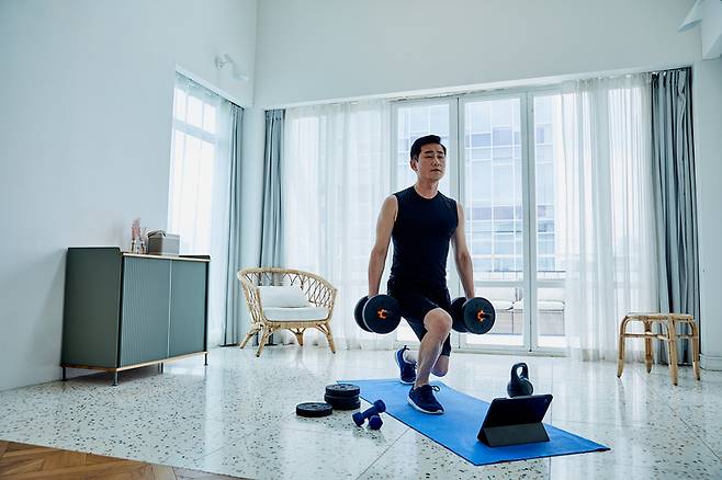 근력 운동은 자신의 체중을 이용해 근력을 강화하는 방법이다. 푸시업, 스쿼트, 풀업 같은 체중 운동은 근육을 유지하고 강화하는 데 효과적이다. 런지 같은 운동도 도움이 된다. [사진=게티이미지뱅크]