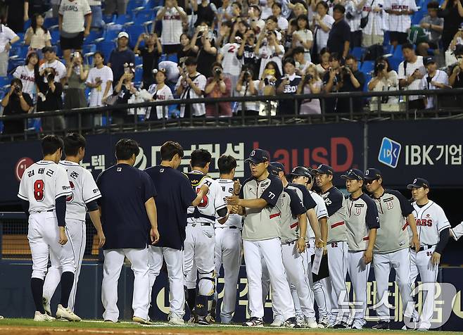 두산이 키움 히어조를 꺾었다. 사진은 지난 8월 승리 후 기뻐하는 두산 선수단.  2024.8.7/뉴스1 ⓒ News1 김진환 기자