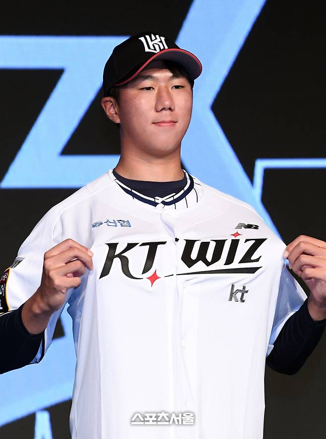 서울고 투수 김동현이 11일 서울 송파구 롯데호텔 월드 크리스탈 볼룸에서 열린 ‘2025 KBO 신인 드래프트’에서 전체 9순위로 KT에 지명된 뒤 취재진을 향해 포즈를 취하고 있다. 2024. 9. 11.  박진업 기자 upandup@sportsseoul.com