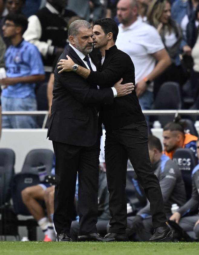 Soccer Football - Premier League - Tottenham Hotspur v Arsenal - Tottenham Hotspur Stadium, London, Britain - September 15, 2024 Tottenham Hotspur manager Ange Postecoglou and Arsenal manager Mikel Arteta after the match REUTERS/Tony O Brien EDITORIAL USE ONLY. NO USE WITH UNAUTHORIZED AUDIO, VIDEO, DATA, FIXTURE LISTS, CLUB/LEAGUE LOGOS OR 'LIVE' SERVICES. ONLINE IN-MATCH USE LIMITED TO 120 IMAGES, NO VIDEO EMULATION. NO USE IN BETTING, GAMES OR SINGLE CLUB/LEAGUE/PLAYER PUBLICATIONS. PLEASE CONTACT YOUR ACCOUNT REPRESENTATIVE FOR FURTHER DETAILS..







<저작권자(c) 연합뉴스, 무단 전재-재배포, AI 학습 및 활용 금지>