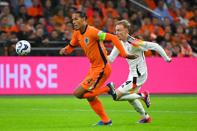 Netherlands' defender #4 Virgil van Dijk fights for the ball with Germany's forward #14 Maximilian Beier during the UEFA Nations League football match between Netherlands and Germany at the Johan Cruyff Arena in Amsterdam, on September 10, 2024. (Photo by NICOLAS TUCAT / AFP)







<저작권자(c) 연합뉴스, 무단 전재-재배포, AI 학습 및 활용 금지>