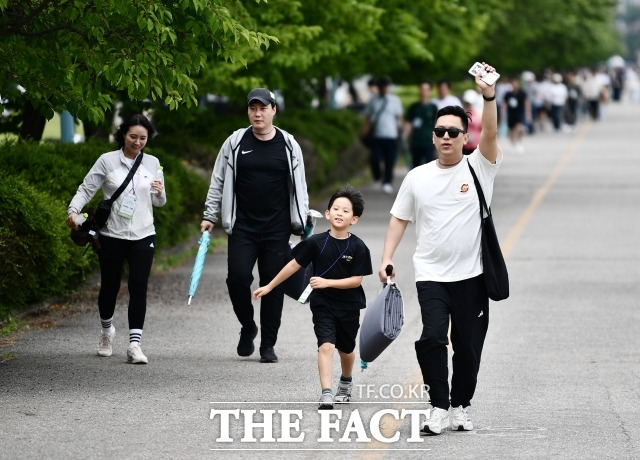 가족정책의 기본법인 건강가정기본법(건가법)은 가족을 '혼인·혈연·입양으로 이루어진 사회의 기본단위'로 규정한다. 사진은 한 기업행사에 참여한 임직원이 가족들과 걷고 있는 모습. /박헌우 기자