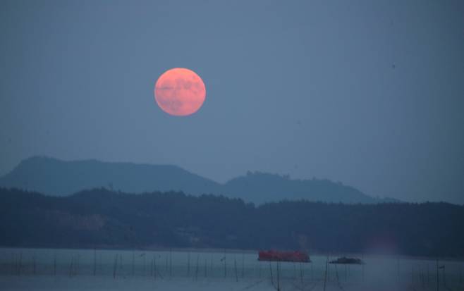 지난해 추석 전남 보성군 금능항에 보름달이 떠 있다./뉴스1