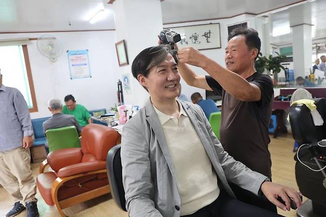 조국 조국혁신당 대표가 16일 곡성 석곡면에 위치한 이용원에서 머리카락을 손질을 받고 있다. ⓒ조국 조국혁신당 대표 페이스북