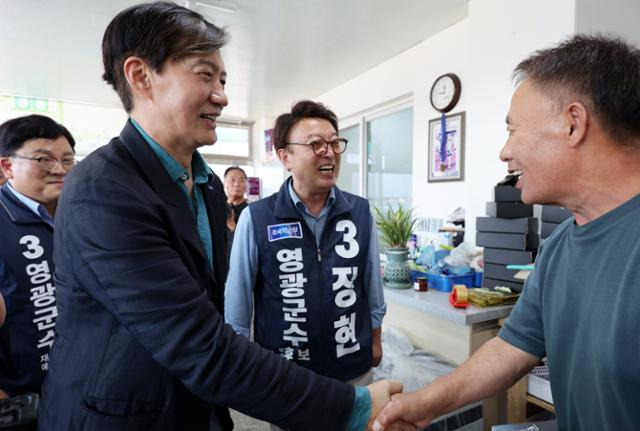 조국 조국혁신당 대표가 10일 오후 전남 영광 법성포에서 영광군수 예비후보와 함께 상점을 방문해 상인과 인사하고 있다. 연합뉴스