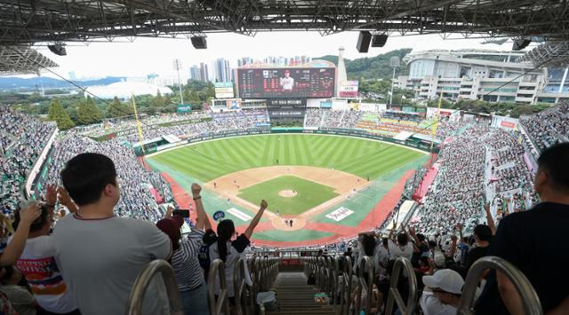 프로야구 역사상 첫 1,000만 관중을 돌파한 15일 야구팬들이 인천 SSG랜더스필드에서 열린 SSG와 삼성의 경기를 응원하고 있다. 뉴스1