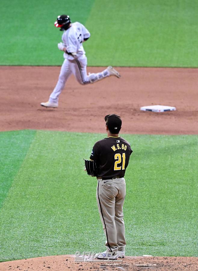 한국에서 사상 최초로 열리는 미국 프로야구 메이저리그(MLB) 정규시즌 개막전을 앞두고 18일 오후 서울 고척스카이돔에서 샌디에이고 파드리스와 LG 트윈스가 스페셜매치를 펼쳤다. 샌디에이고 고우석이 9회 LG 이재원에게 투런포를 허용하고 있다. 고척돔=정시종 기자  /2024.03.18.