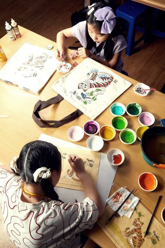 소중 학생기자단이 '뮷즈'(뮤지엄+굿즈의 합성어)의 매력을 알아보기 위해 서울 종로구 가회민화박물관을 찾아 민화로 굿즈 만들기에 도전했다.