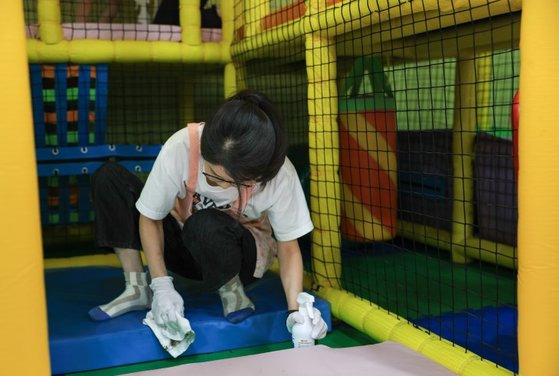 김건희 여사가 15일 서울 은평구에 있는 장애아동 거주시설을 방문해 놀이공간을 직접 청소하고 있다. 사진 다움장애아동지원센터 홈페이지