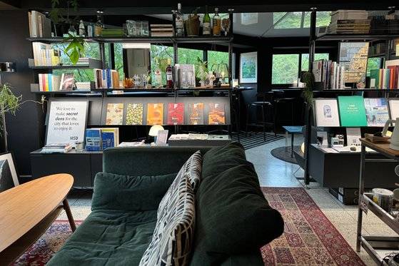 11일 오후 서울 종로구 덕수궁 돌담길 인근 A 공간. 낮엔 예약제 공유서재, 밤엔 와인을 마시며 책을 읽을 수 있는 공간으로 운영된다. 이보람 기자