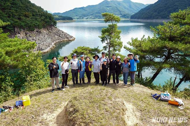 지난 7일 충북 충주시 동량면 묘소에서 안 씨 가족 3대가 기념사진을 촬영하고 있다.