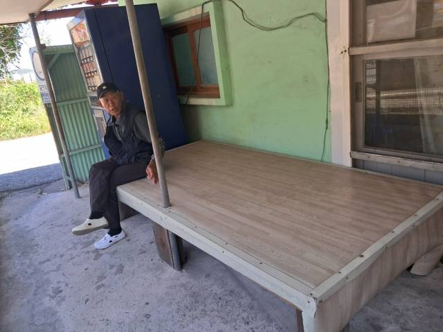 동네 노인들 모여 앉는 평상을 만들어 드렸습니다. 한 영혼을 구원하려면 물질도 시간도 귀하게 사용하게 됩니다.