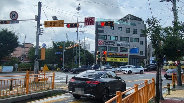 구리시 인창동 인창초등학교 인근에서 신호를 무시한 채 우회전 중인 차량. 안형철기자