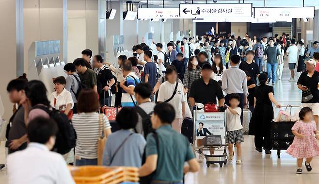 추석 연휴가 시작된 14일 서울 강서구 김포공항 출국장에서 시민들이 탑승수속을 위해 이동하고 있다. / 사진 = 연합뉴스