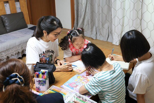 ▲김건희 여사가 15일 추석 연휴를 맞아 발달장애가 있는 32명의 아이가 함께 생활하는 장애아동거주시설 '다움장애아동지원센터'를 방문해 아이들과 시간을 보내고 있다. 사진=대통령실