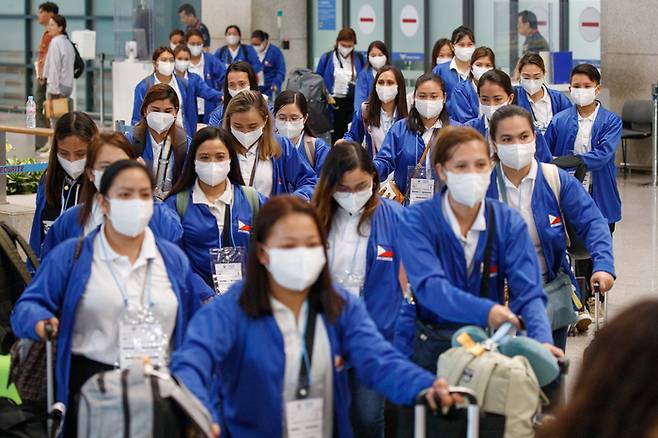 외국인 가사관리사 시범사업에 참여할 필리핀 노동자들이 6일 인천국제공항을 통해 입국하고 있다. [사진 = 공항사진기자단]