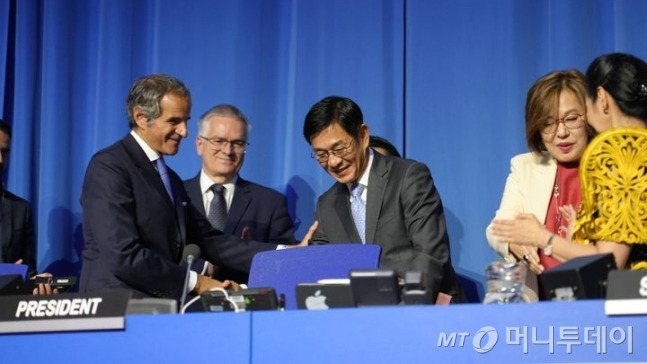 한국이 제68차 국제원자력기구(IAEA) 총회 의장직을 맡게 됐다. 16일 외교부에 따르면 한국은 이날 오스트리아 빈에서 열린 68차 IAEA 총회 개회식에서 총회 의장으로 선출됐다. 사진 가운데는 16~20일 열리는 이번 총회에서 의장을 맡게 된 함상욱 주 오스트리아대사관 겸 주 빈국제기구대표부 대사./사진제공=외교부