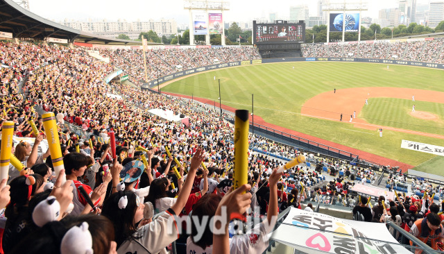 2024년 8월 18일 서울 잠실구장에서 '2024 신한 SOL Bank KBO리그, KIA 타이거즈와 LG 트윈스의 경기가 열렸다. 이날 잠실 경기는 입장권 2만3천750장이 모두 판매되며 매진을 기록했다. 이로써 기존 최다 관중 기록인 2017시즌 840만 688명을 넘어 역대 최다 관중 신기록을 달성했다. /마이데일리