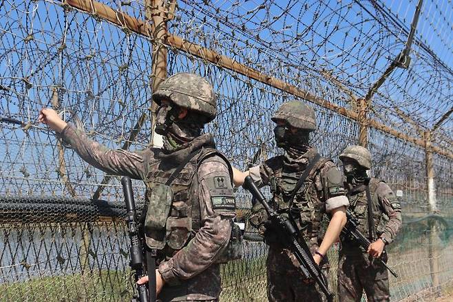 [파주=뉴시스] 9사단 백마부대 임진강대대 소초장과 병사들이 철책정밀점검을 실시하고 있다. (사진=육군 제공) 2024.09.16. photo@newsis.com *재판매 및 DB 금지