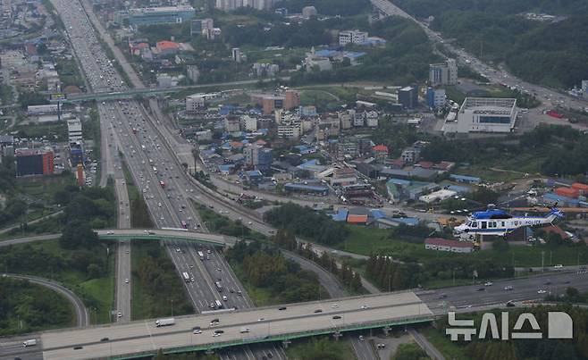 [용인=뉴시스] 경기사진공동취재단 = 추석 하루 전날이자 월요일인 16일 귀성길에 오르는 차들로 막혔던 도로가 차츰 원활해지고 있다. 사진은 추석 연휴 첫날인 지난 14일 경기도 용인시 경부고속도로 신갈분기점 상공에서 경기남부경찰청 항공대 소속 헬기가 교통법규 위반 차량을 단속하고 있는 모습. (항공촬영 협조: 경기남부경찰청 항공대장 홍원식 경정, 항공대 김은태 경위, 항공대 한영균 경위, 고속도로 순찰대장 최명식 경정) 2024.09.16. photo@newsis.com