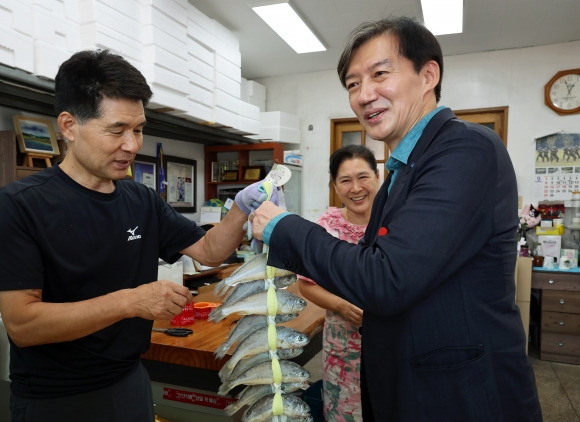 영광굴비 든 조국 대표 - 조국(오른쪽) 조국혁신당 대표가 지난 10일 오후 전남 영광 법성포 굴비상점에서 상인과 대화하고 있다.  영광 연합뉴스