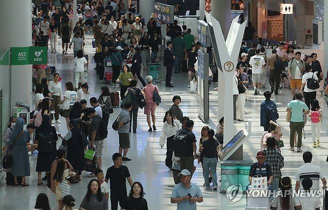 붐비는 인천공항 (영종도=연합뉴스) 김성민 기자 = 여름 휴가철인 5일 오후 인천 영종도 인천국제공항 1터미널이 탑승객들로 붐비고 있다. 2024.8.5 ksm7976@yna.co.kr