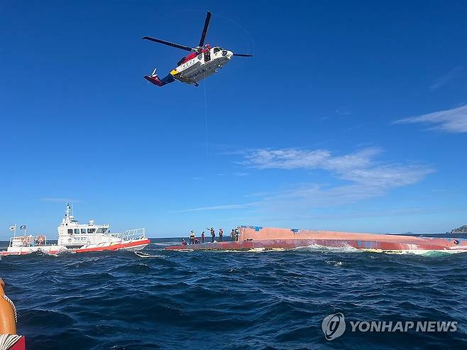 전복된 어선서 선원 구조하는 군산해경 (군산=연합뉴스) 16일 오전 7시 36분께 전북 군산시 십이동파도 인근 해상에서 8명이 탑승한 어선이 전복돼 해경이 구조 작업을 벌이고 있다. 2024.9.16 [군산해경 제공. 재판매 및 DB금지] jaya@yna.co.kr