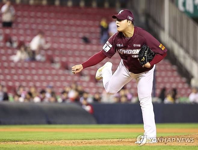 역투하는 조상우 (서울=연합뉴스) 류영석 기자 = 16일 서울 잠실야구장에서 열린 2024 KBO 프로야구 키움 히어로즈와 LG 트윈스의 경기.
    6회말 키움 투수 조상우가 역투하고 있다. 2024.5.16 ondol@yna.co.kr