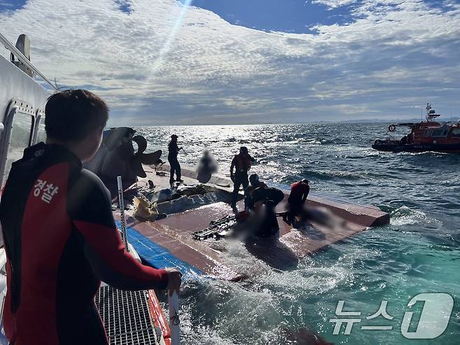 16일 오전 7시 36분께 전북 군산시 십이동파도 남쪽 7.5㎞에서 35톤 어선이 전복되는 사고가 발생해 해경이 구조 작업을 벌이고 있다. 해경은 선원 8명 전원을 구조했으며 3명은 의식이 없는 상태다. (해경 제공) 2024.9.16/뉴스1 ⓒ News1 신웅수 기자