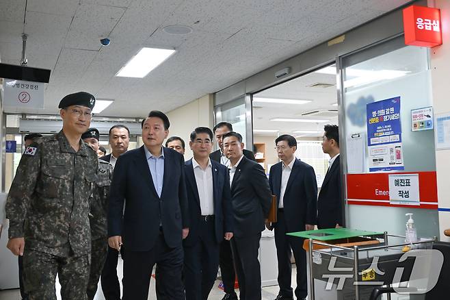 윤석열 대통령이 17일 강원 육군15사단 의무대대 응급실을 방문해 군의 민간의료지원 현장을 살피고 있다. (대통령실 제공) 2024.9.17/뉴스1 ⓒ News1 송원영 기자