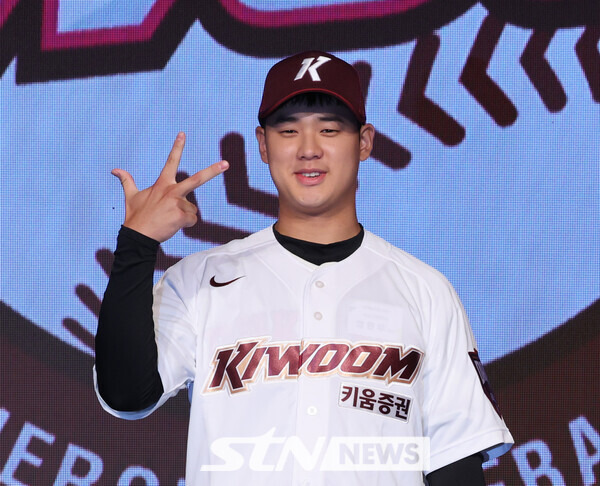 11일 오후 서울 송파구 롯데호텔월드에서 열린 '2025 KBO 신인 드래프트'에서 키움 히어로즈 1라운드 1순위 지명된 덕수고 정현우가 포즈를 취하고 있다. 사진┃뉴시스