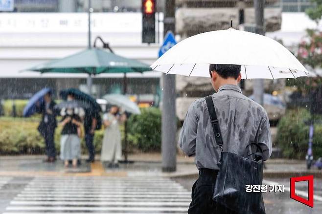 전국 대부분 지역에 비가 내리고 있는 12일 서울 강남구 코엑스 인근에서 직장인들이 우산을 쓰고 출근길에 오르고 있다. 사진=강진형 기자aymsdream@