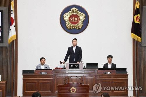 본회의 진행하는 김종섭 울산시의회 의장 직무대리[울산시의회 제공] 연합뉴스