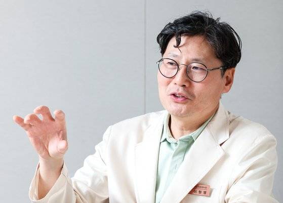 이원영 교수는 3대째 외과 의사 길을 걷지 않고 내과를 택했다. 우상조 기자