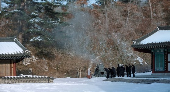 영화 '장손'(11일 개봉)에는 한여름 제삿날부터 늦가을 할머니의 장례식, 인근 사찰에서 할머니의 49재를 지내는 겨울 장면 등 3계절이 담겼다. 오정민 감독의 장편 데뷔작이다. 사진 인디스토리