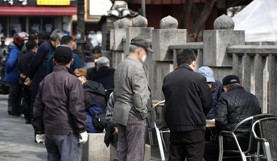 한국은 빠른 속도로 초고령화 사회로 진입하고 있다. 이에 따라 노인 진료비 등 사회적 비용도 급증하고 있다. 뉴스1