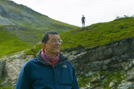 2010년 안토니 곰리는 오스트리아 쪽 알프스 산 해발 2,039m에 실물 크기의 주철 인체 조각상 100개를 설치한 작품 '호라이즌 필드(Horizon Field)'를 발표했다. 100개 중 한 조각상을 배경으로 선 곰리 작가. [사진 마커스 트레터]