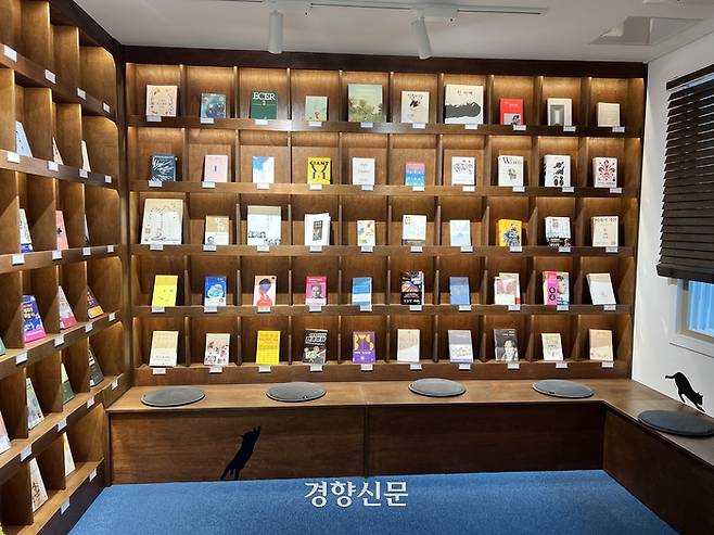 도지사 침실이었던 공간이 김관영 전북지사 등이 추천한 책으로 ‘100인의 서재’로 바뀌었다. 김창효 선임기자