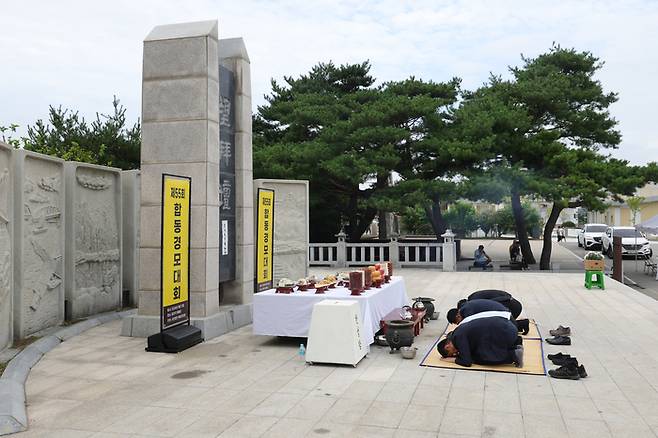 추석인 17일  경기 파주시 임진각 망배단에서 열린 제55회 합동경모대회에서 실향민들이 절을 올리고 있다. 연합뉴스