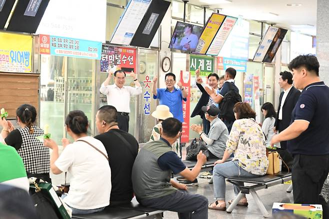 10월 영광군수 재보궐 선거에 앞서 더불어민주당 소속 이개호 의원과 박지원 의원이 영광 전통시장과 터미널 등을 찾아 시민들의 호응을 유도하고 있다. 두 사람은 장세일 더불어민주당 영광군수 후보를 지원하고 있다. 사진=장세일 후보 페이스북