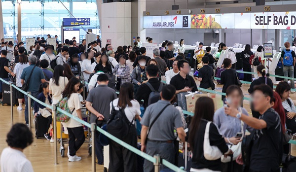 추석 연휴 시작을 앞둔 13일 오전 인천국제공항 제1여객터미널 출국장이 여행객 등으로 붐비고 있다. 연합뉴스