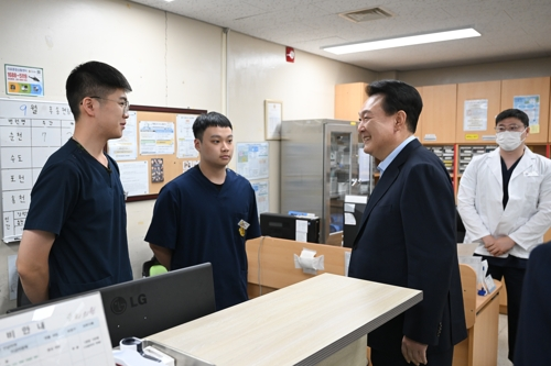 윤석열 대통령이 추석인 17일 강원도 육군 15사단 의무대대 응급실을 방문해 연휴기간 당직근무 중인 군의관과 의무병을 격려하고 있다. [사진=연합뉴스]