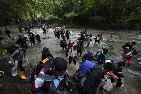 Venezuela Haiti Refugees Report 이민자들이 콜롬비아-파나마 국경 지대인 다리엔 갭 지역을 통과하고 있다. AP 뉴시스