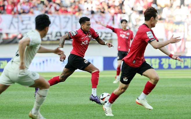 19일 서울월드컵경기장 프로축구 서울과 대구의 경기. 서울 린가드가 공격하고 있다. [연합]