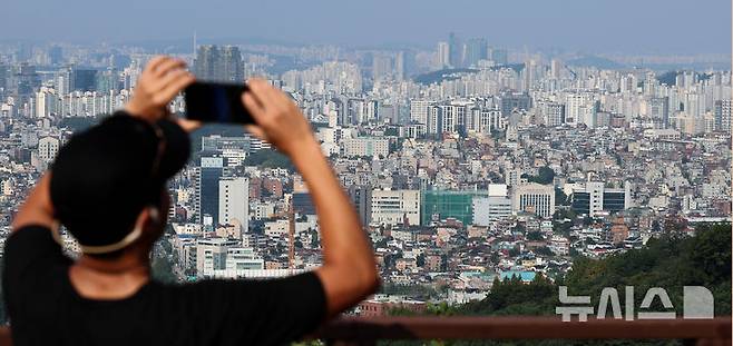 [서울=뉴시스] 이영환 기자 = 8일 오전 서울 중구 남산공원에서 아파트 단지들이 보이고 있다. 2024.09.08. 20hwan@newsis.com